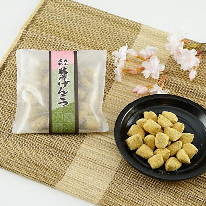 藤澤げんこつの袋入り商品と黒いお皿に盛ったげんこつ飴
